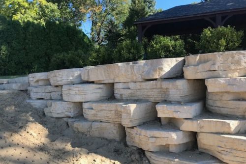 outcropping stone retaining wall